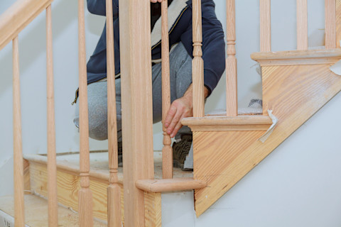 Ein Bauarbeiter baut eine Treppe.