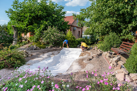 Mann installiert Teich