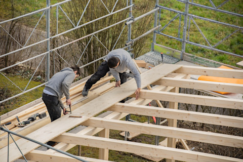 Mann installiert Carport