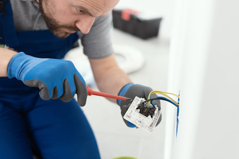 Mann installiert Wallbox