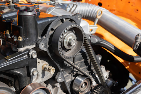
Das Bild zeigt einen Nahaufnahmeausschnitt eines Automotors mit einem sichtbaren Zahnriemen. Der Zahnriemen, der eine zentrale Rolle bei der Synchronisation der Motorkomponenten spielt, ist in einer gut gewarteten und funktionalen Position zu sehen. Es handelt sich um einen wichtigen Teil des Motors, der die Bewegung zwischen Kurbelwelle und Nockenwelle koordiniert. Die Details und der Zustand des Motors zeigen, dass er möglicherweise gut gepflegt wird.