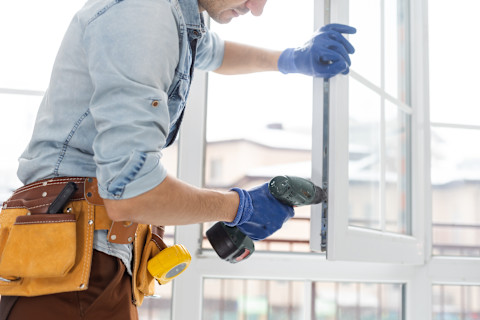 welcher-handwerker-repariert-fenster-1