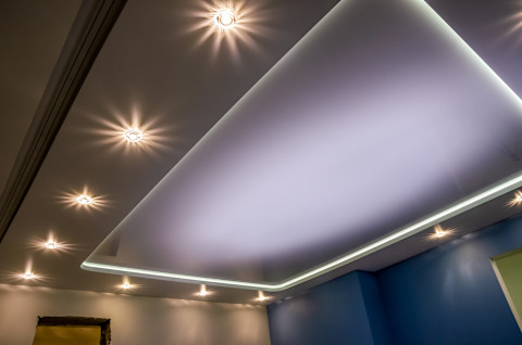 Das Bild zeigt eine Spanndecke mit LED-Lampen.