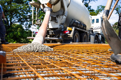 Das Bild zeigt eine automatischen Pumpe beim Beton gießen.