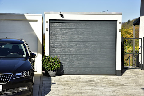 Eine neu gebaute Fertiggarage.