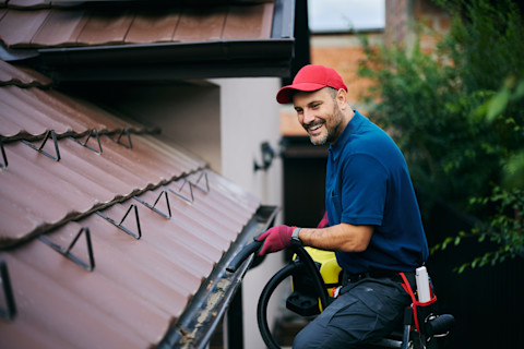 welcher-handwerker-reinigt-dachrinnen-1