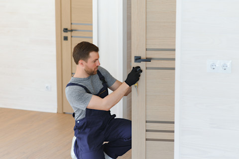 welcher-handwerker-repariert-tueren-1