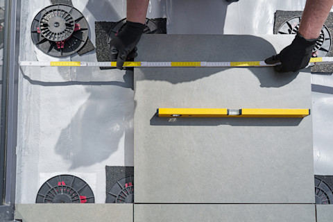 welcher-handwerker-verlegt-terrassenplatten-1
