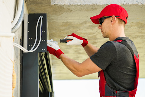 welcher-handwerker-repariert-elektrische-rollaeden-1