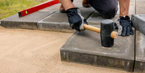 welcher-handwerker-verlegt-terrassenplatten-2