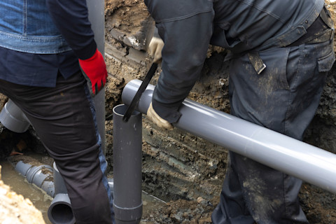 welcher-handwerker-verlegt-wasserleitungen-1