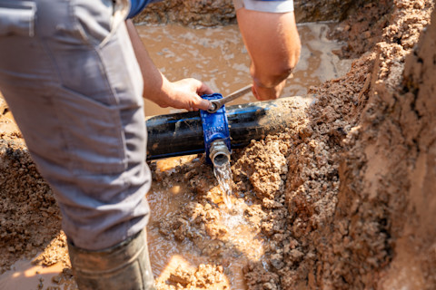 welcher-handwerker-verlegt-wasserleitungen-2